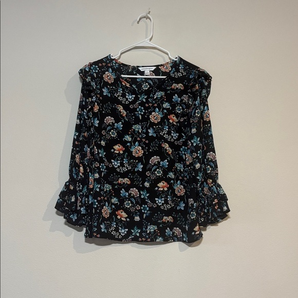 GORGEOUS! Black floral blouse with ruffle details and 3/4 length sleeves - Picture 12 of 12